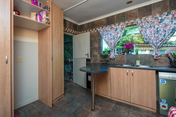 5 Bedroom Property for Sale in Denneoord Western Cape